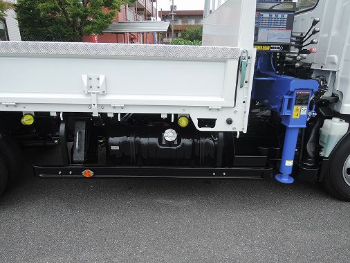 納車画像3 ご成約ありがとうございます 2014年7月31日 福岡県 N様。 新車2tクレーン付を納車させていただきました。
■いすゞエルフ 26年 TKG-NMR85
■タダノクレーン ZE265HR 5段ブーム・ラジコン・フックイン
●床鉄板・追突防止上アルミシマ・アルミ3方シマ板・エキスパ物入×2個