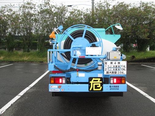 納車画像2 ご成約ありがとうございます 2014年6月26日 鹿児島県 N様。 新車タンクローリーを納車させていただきました。
■いすゞエルフ H26年 TKG-NKS85AN 4WD
■タンクローリー 新明和工業LP25-61
●指定色塗装