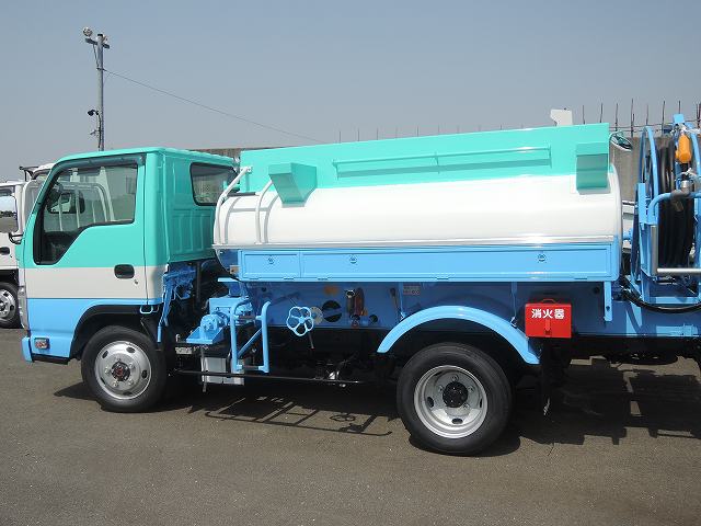 納車画像3 ご成約ありがとうございます 2014年6月26日 鹿児島県 N様。 新車タンクローリーを納車させていただきました。
■いすゞエルフ H26年 TKG-NKS85AN 4WD
■タンクローリー 新明和工業LP25-61
●指定色塗装