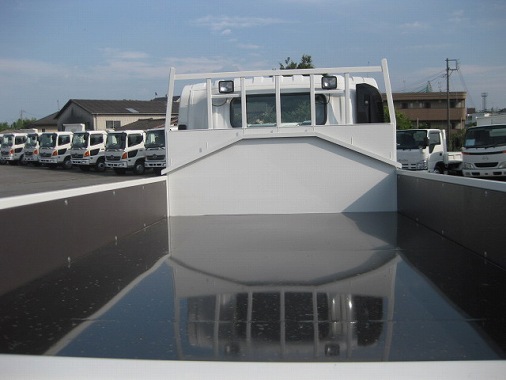 納車画像3 ご成約ありがとうございます。 2014年7月2日 福岡県 F様。新車・2t平ボデーを納車させていただきました。
■いすゞエルフ H26年 SKG-NPR85YN
●鳥居鉄板・床鉄板・シートアングル(水切取付)・ボデーねじれ防止・根太補強