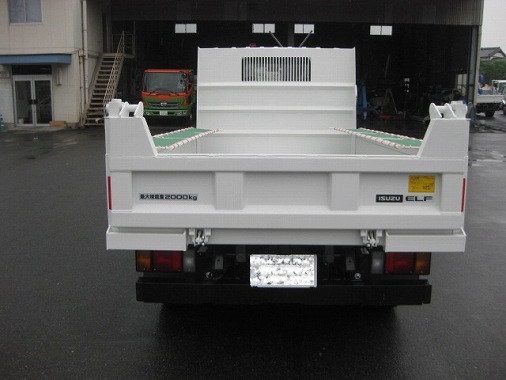 納車画像2 ご成約ありがとうございます。 2014年7月5日 佐賀県 M様。 新車・2tダンプを納車させていただきました。
■いすゞエルフ H26年 TKG-NJR85AD 新免許対応・全低床
●手動コボレーン・支柱アップ・強化ヒンジ・鳥居横向きアングル×3本 他