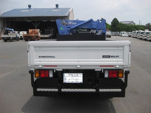 納車画像2 ご成約ありがとうございます。 2014年6月13日 熊本県 H様。 新車・側方格納クレーン付トラックを納車させていただきました。
■いすゞエルフ H26年 TKG-NKR85A
■タダノクレーン ZR224HR 4段ブーム・ラジコン
●リア左右エキパン物入れ・ネジレ防止・アオリ3方シマアルミ・アオリ左右メッキフック4×2・リアアオリメッキフック×2・床鉄板