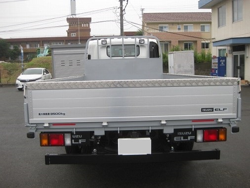 納車画像2 ご成約ありがとうございます 2014年7月8日 福岡県 A様。 新車・2t平ボデー(積載3,5t)を納車させていただきました。
■いすゞ エルフ H26年 TKG-NPR85AR
●鳥居鉄板・アオリ三方アルミ縞板張り・車幅灯・作業灯