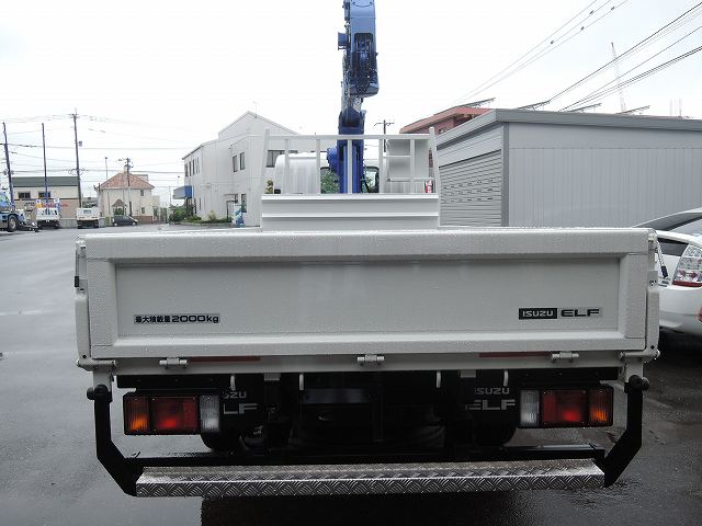 納車画像3 ご成約ありがとうございます 2014年9月3日 大分県 T様。 新車2tクレーン付車を納車させていただきました。
■いすゞ エルフ H26年 TKG-NMR85AR
■タダノクレーン 4段ブーム・ラジコン・フックイン
●床縞鉄板、立上り鉄材4本、アングル3方補強、車幅灯、作業灯、追突防止、エキパン物入れ×2個、
鳥居フタ付工具箱、ジャッキ皿補強