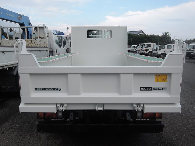 納車画像2 ご成約ありがとうございます 2014年9月16日 福岡県 T様。 新車3tダンプを納車させていただきました。
■いすゞ エルフ H26年 TKG-NKR85AD
●手動式コボレーン、リア左右支柱アップ