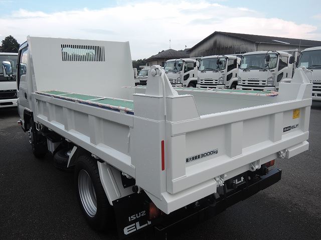 納車画像3 ご成約ありがとうございます 2014年9月16日 福岡県 T様。 新車3tダンプを納車させていただきました。
■いすゞ エルフ H26年 TKG-NKR85AD
●手動式コボレーン、リア左右支柱アップ