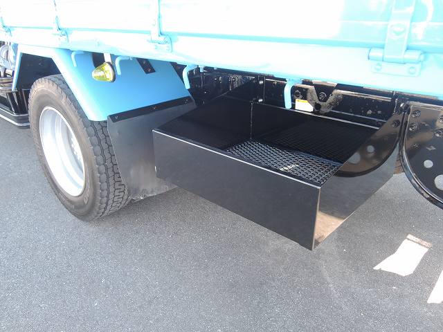 納車画像3 ご成約ありがとうございます 2014年9月17日 福岡県 Y様。 4tクレーン付車(中古)を納車させていただきました。
■日野 レンジャー H13年 KL-FE1JKDA
■タダノクレーン ZR303HE 3段ブーム・ラジコン・フックイン
●全塗装、シャーシ塗装、床鉄板、回転フック×6、床フック追加、車幅灯、作業灯
リアドア吊りチェーン